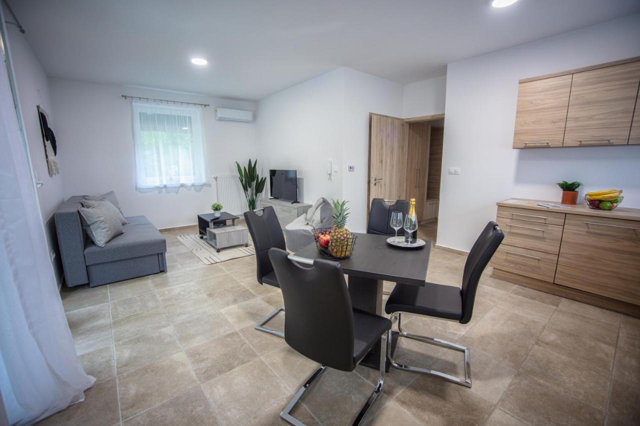 Forest Luxory Ii. Apartman Sarvar Bagian luar foto